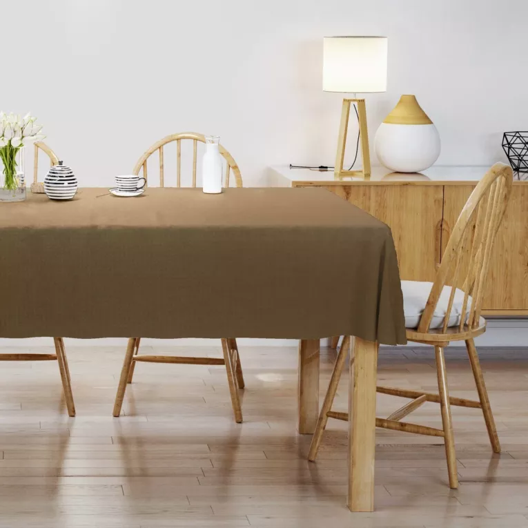 Obrus szyty jasnobrązowy z miękkiej, matowej tkaniny w drobny geometryczny wzór