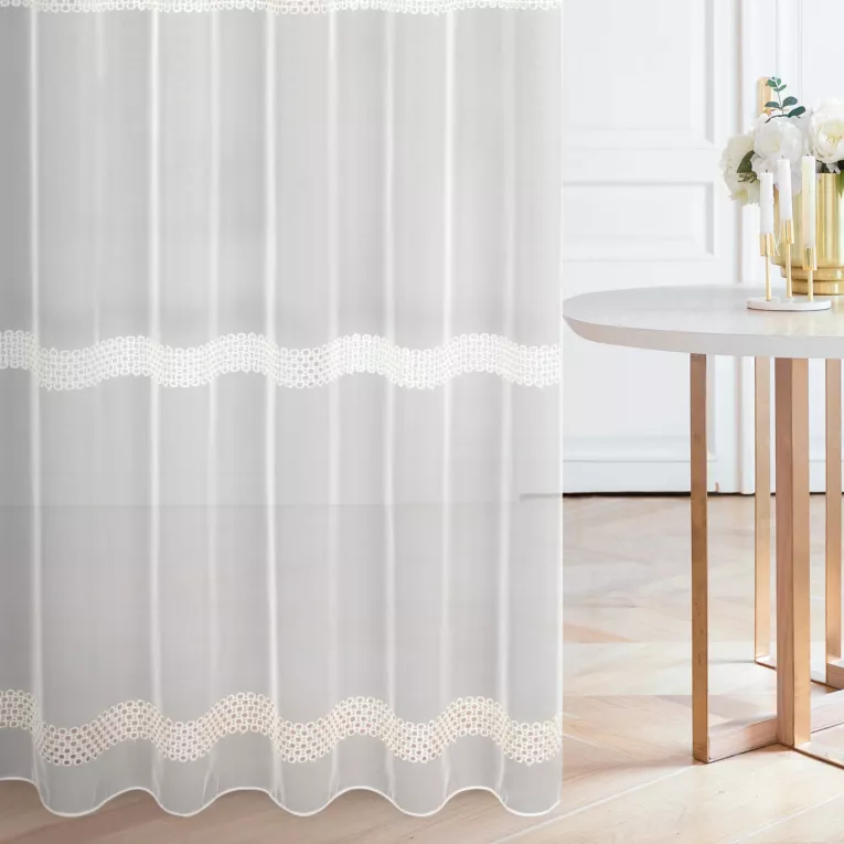 Firana szyta na przelotkach kremowa z matowego PERU, zdobiona ażurowym haftem w kółeczka tworząc poziome pasy