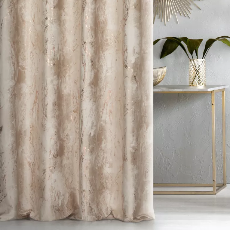 Zasłona szyta na fleksach beżowo złocista z tkaniny welwetowej ze złotym marmurkowym nadrukiem