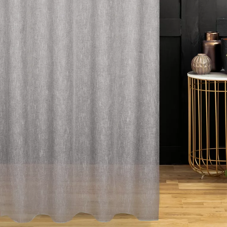 Firana szyta na flexach beżowa z tkaniny o naturalnym splocie z efektem bukli, wykończona obciążnikiem