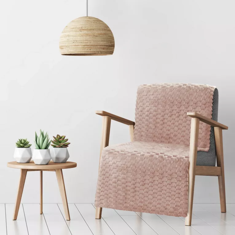 Narzuta na fotel-koc 70x160 cm pudrowy miękka i miła w dotyku z wytłaczanym wzorem 3D CINDY 6 DESIGN 91 Eurofirany