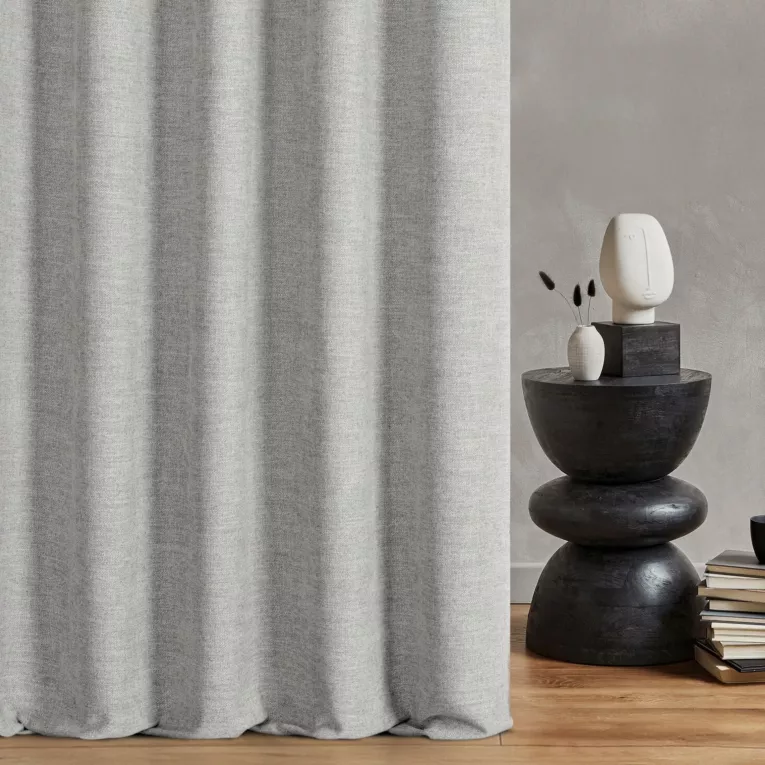 Zasłona szyta na flexach srebrna tkanina o naturalnym charakterze z efektem melanżu