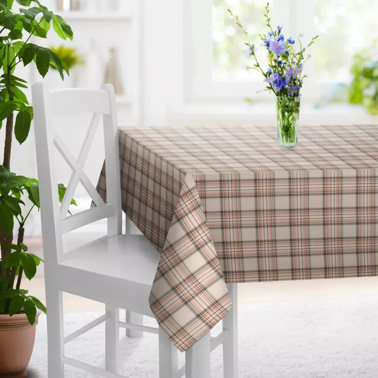 Obrus szyty ceglasty z tkaniny z dodatkiem bawełny i nici metalicznej, o wzorze w kratę, zawiera 20% bawełny