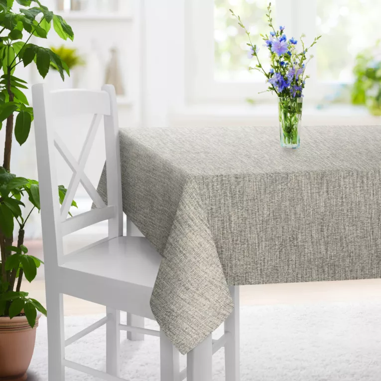 Obrus szyty szarobeżowy z tkaniny w stylu eko o naturalnym splocie, z efektem melanżu, wykończona obciążnikiem