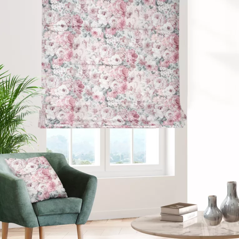 Roleta rzymska różowo popielata z tkaniny o naturalnym splocie z nadrukowanym kwiatowym wzorem