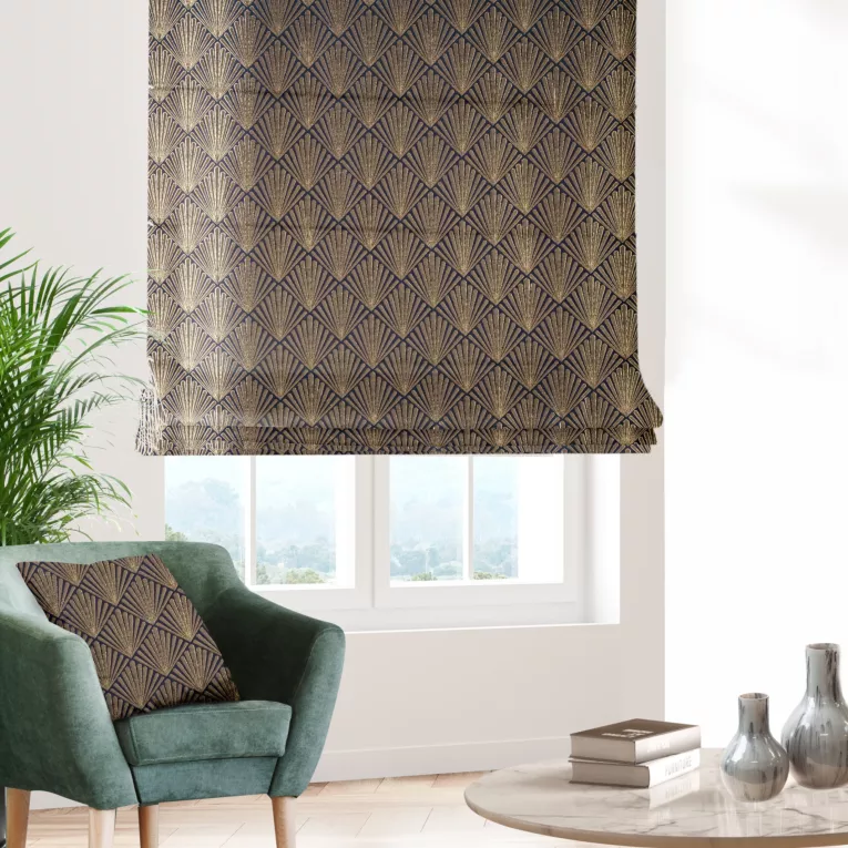 Roleta rzymska granatowo złota z tkaniny, z geometrycznym wzorem, z dodatkiem połyskującej nici