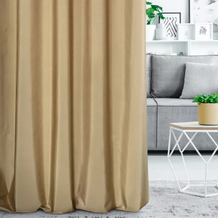 Zasłona szyta na taśmie fala jasnobeżowa z gładkiej tkaniny z delikatnym połyskiem