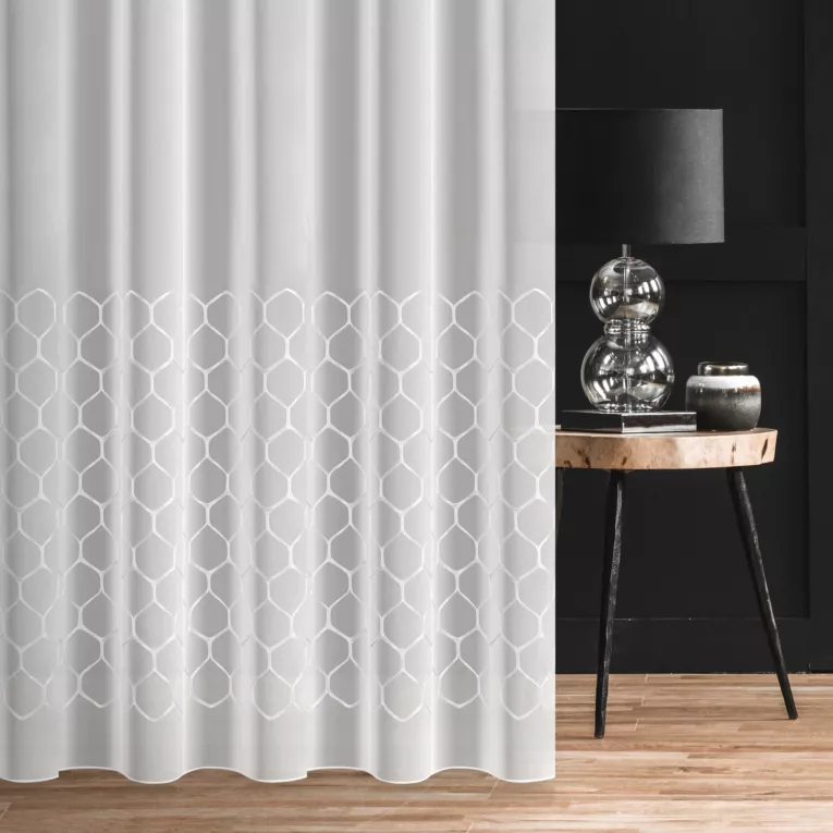 Firana szyta na taśmie fala LATINA biała z delikatnej tkaniny z naszytym tasiemkowym wzorem Italissima Eva Minge