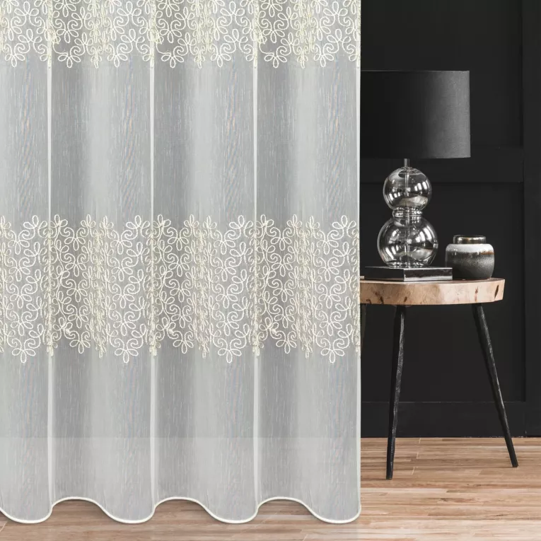 Firana szyta na przelotkach naturalna z matowej tkaniny ozdobionej haftem z grubej nici kordonkowej