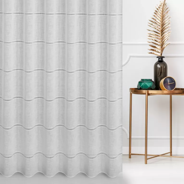 Firana szyta na tunelu biała z matowej tkaniny o wyglądzie lnu przetykanej ażurowymi paskami, wykończona obciążnikiem