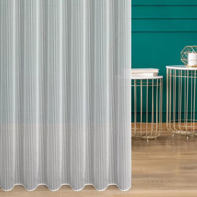 Firana szyta na taśmie 5 cm biało miedziana tkanina w cienkie pionowe pasy, zdobione połyskującą nicią w miedzianym kolorze, wykonczona obciążnikiem