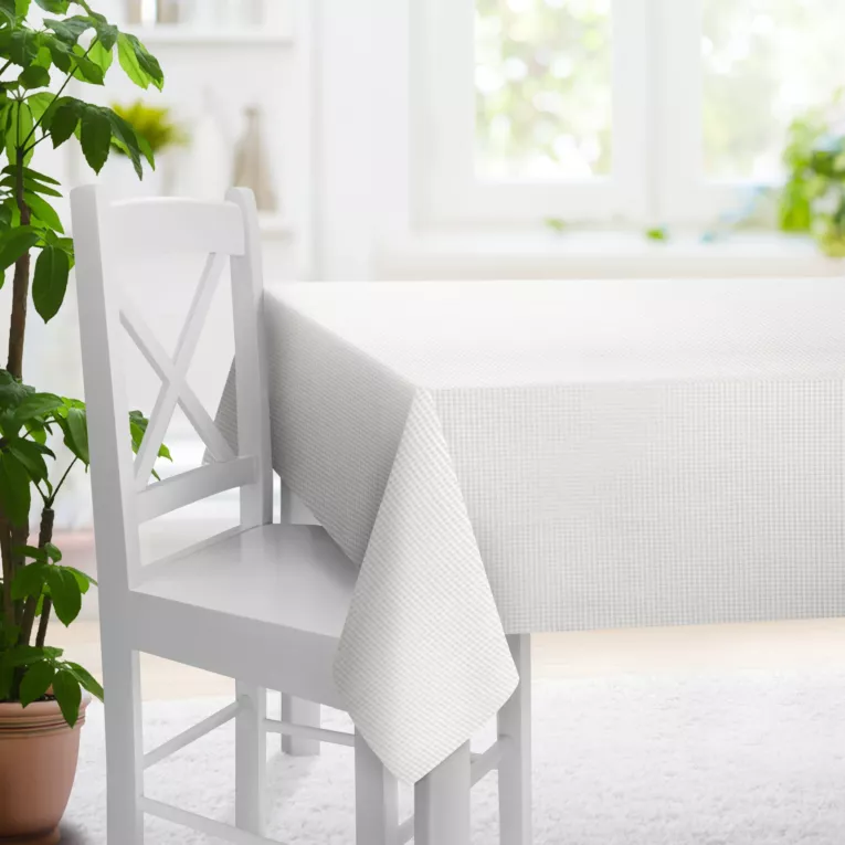 Obrus szyty FLAVIO kremowo szampański z dwustronnej tkaniny, deseń w krateczkę z dodatkiem srebrnej nici