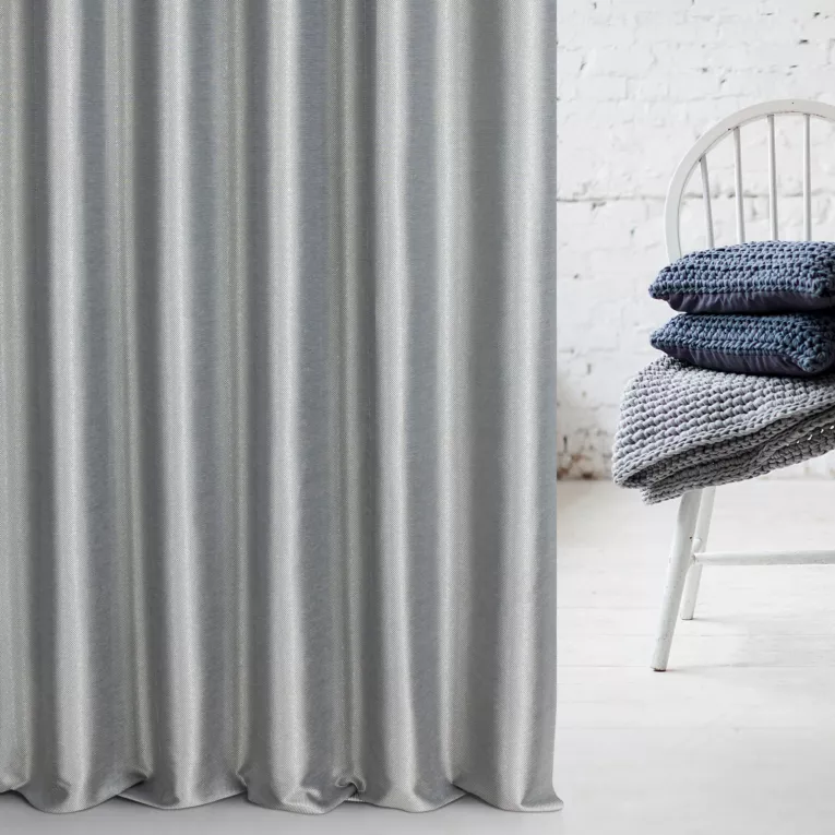 Zasłona szyta na taśmie fala srebrno granatowa z tkaniny z dodatkiem połyskującej nici, z widocznym ozdobnym splotem