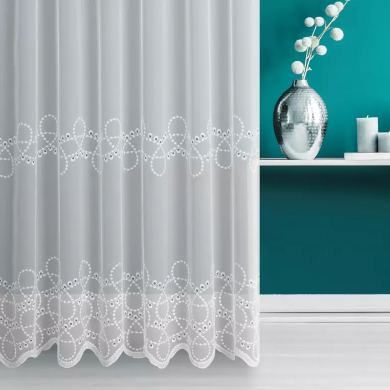 Firana szyta na przelotkach biała z matowej tkaniny PERU, zdobiona fantazyjnymi wzorami tworzącymi dwa poziome pasy