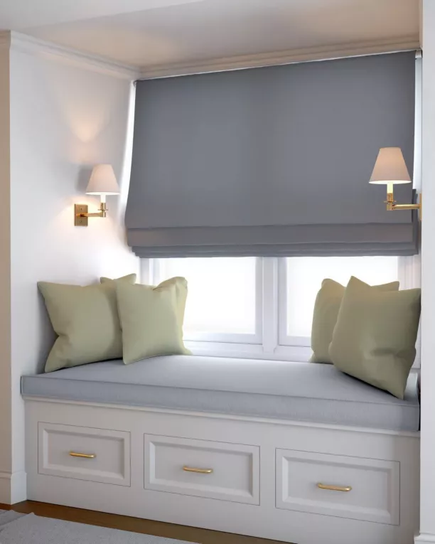 Roleta rzymska jasnoszara z gładkiej tkaniny typu dimout