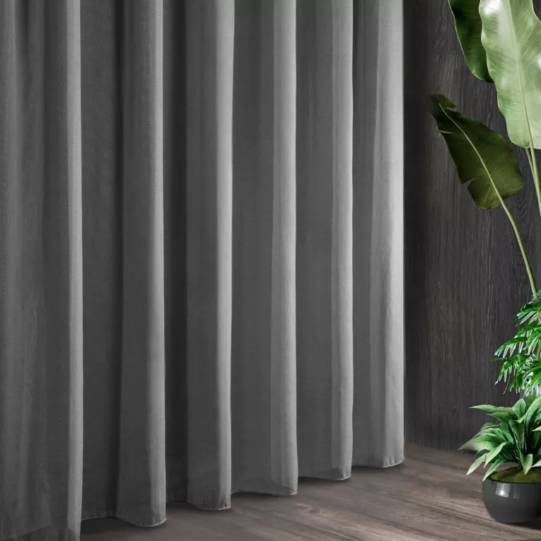 Tkanina firanowa o lekkim splocie i delikatnym połysku zakończona szwem obciążającym Eurofirany