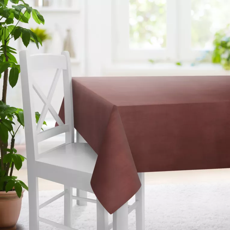 Obrus szyty ciemnoróżowy z miękkiej tkaniny welwetowej