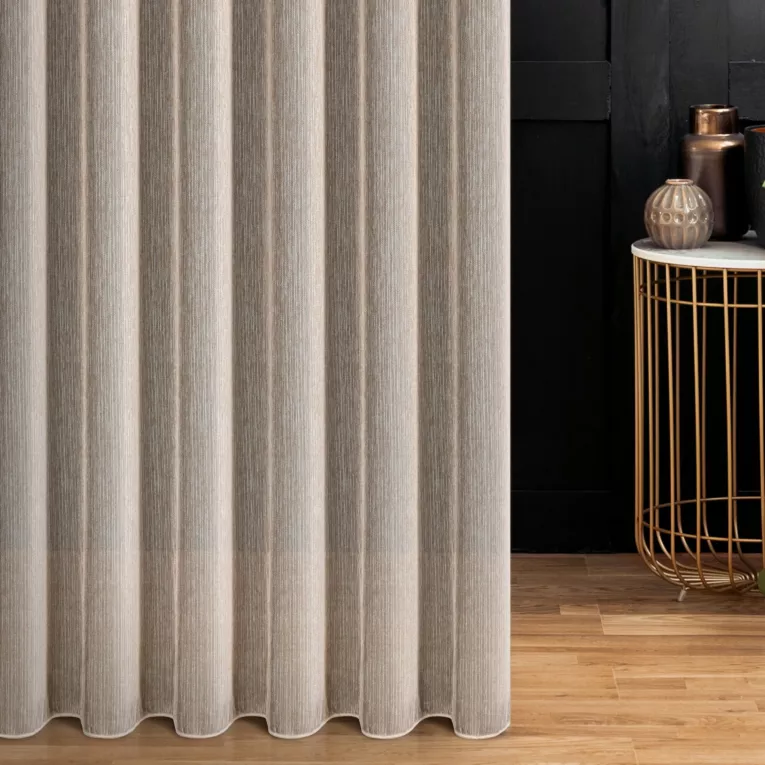 Firana szyta na tunelu beżowa z delikatnej tkaniny typu deszczyk wykończona obciążnikiem