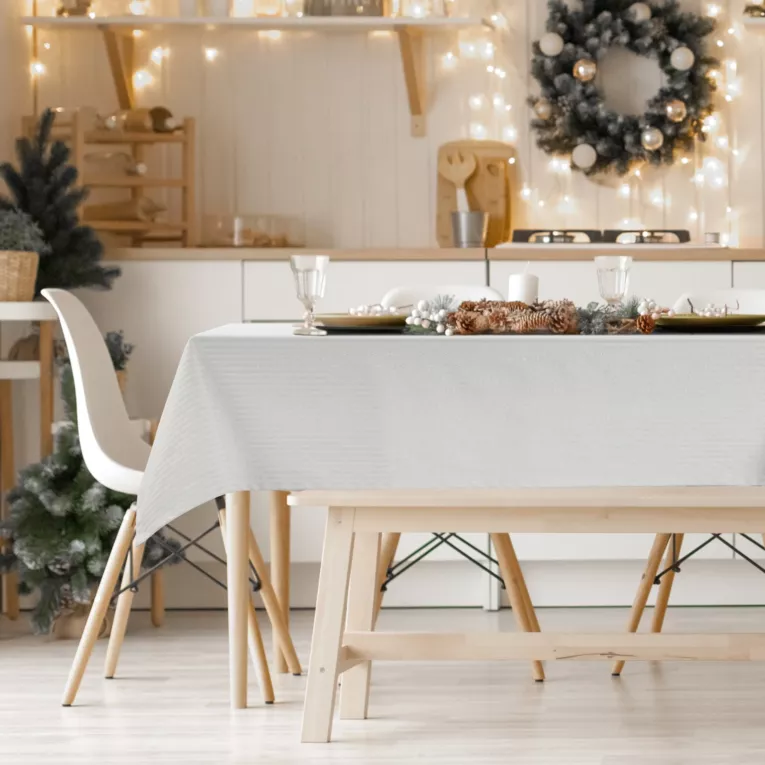 Obrus naturalny 135x180 cm z żakardowej tkaniny FLASH świąteczny w prążki przetykane szampańską nicią