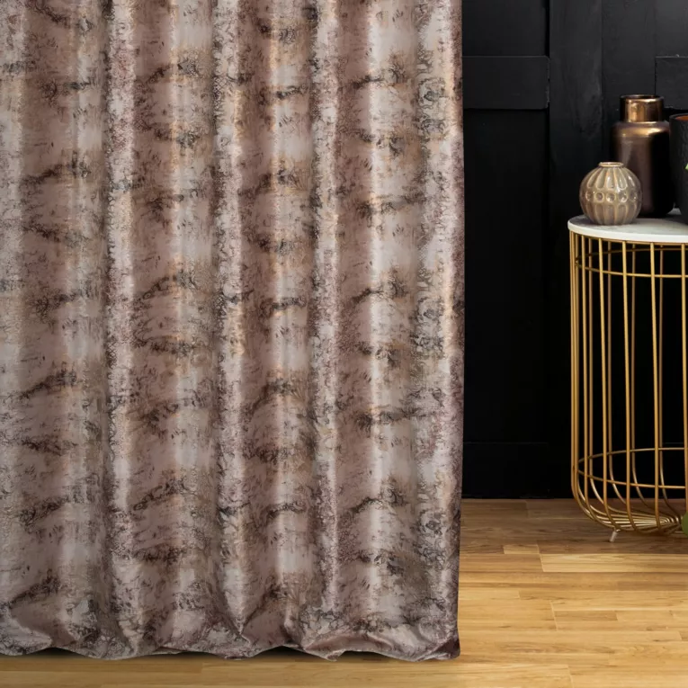 Zasłona szyta na tunelu beżowo złota z miękkiej, welwetowej tkaniny z nieregularnym wzorem i błyszczącym nadrukiem Italissima Eva Minge