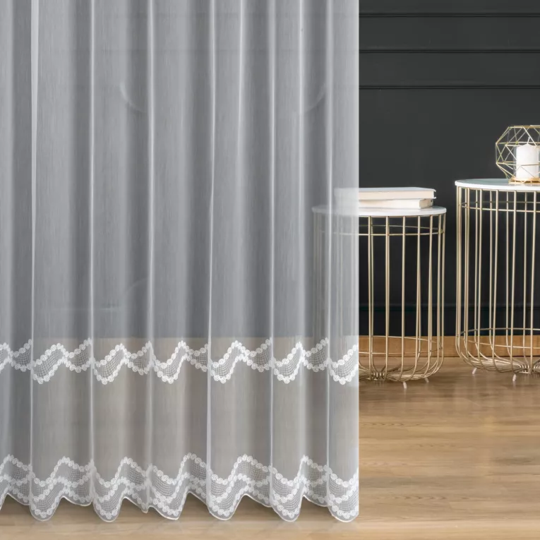 Firana szyta na przelotkach LEANDRA biała z matowej tkaniny haftowanej w falujący wzór
