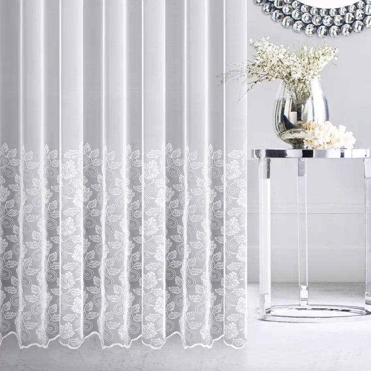 Firana szyta na tunelu PRISCILLA biała delikatna tkanina tiulowa zdobiona kordonkowym haftem