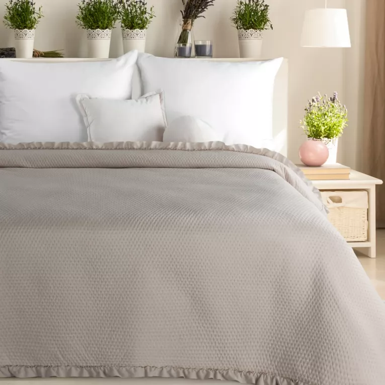 Narzuta ciemnobeżowa pikowana metodą hot press z ozdobną falbanką 220x240 cm FALBANKA Design 91  Eurofirany