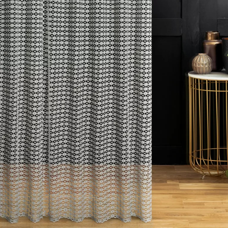 Firana szyta na przelotkach jasnoszara z luźno tkanej tkaniny koronkowej