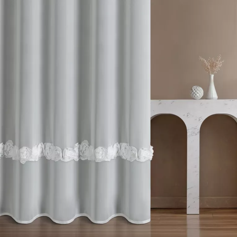 Firana szyta na przelotkach biała z szyfonowej tkaniny z pasem ozdobnych róż