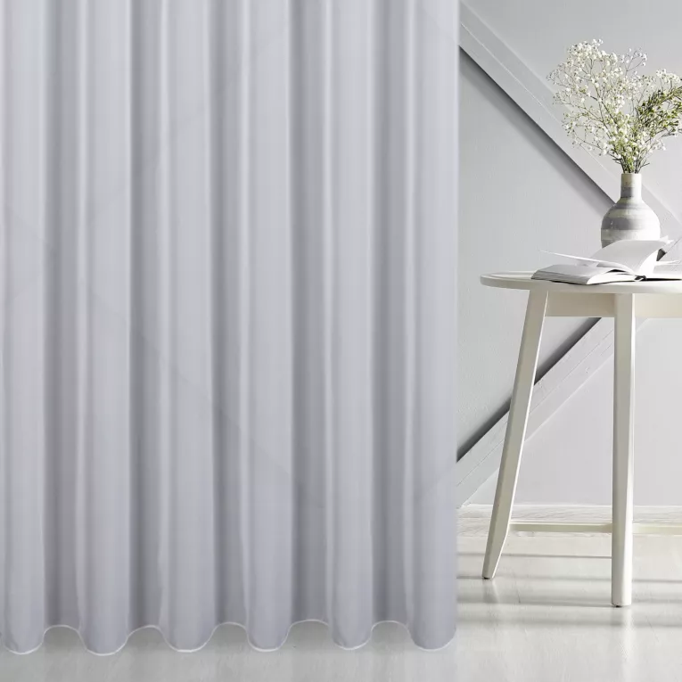 Firana szyta na tunelu srebrna z delikatnej, miękkiej w dotyku żorżety, wykończonej obciążnikiem