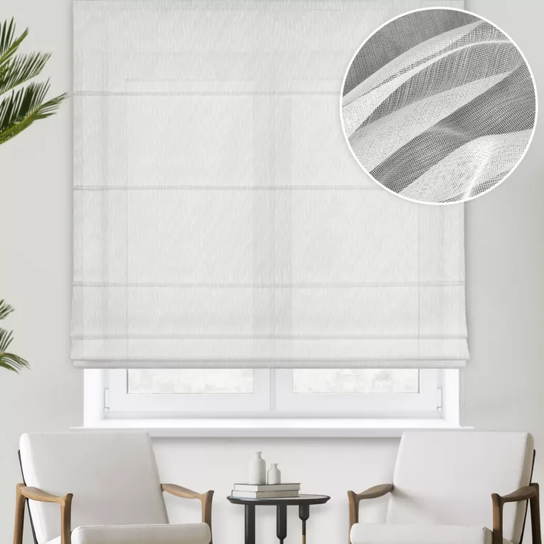 Roleta rzymska kremowa z lekko połyskującej tkaniny z widocznym efektem deszczyku, wykończona obciążnikiem