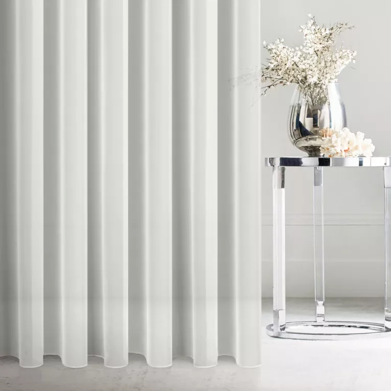 Firana szyta na taśmie fala kremowa półprzezroczysta, matowa, z wysokiej jakości woalu, zakończona obciążnikiem