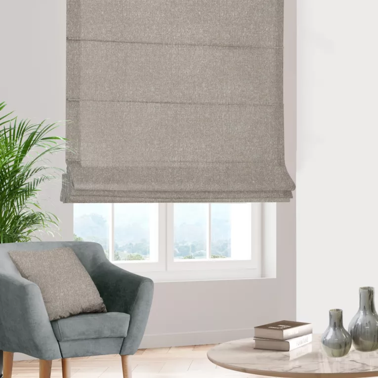 Roleta rzymska beżowa z miękkiej tkaniny z widocznym ozdobnym splotem