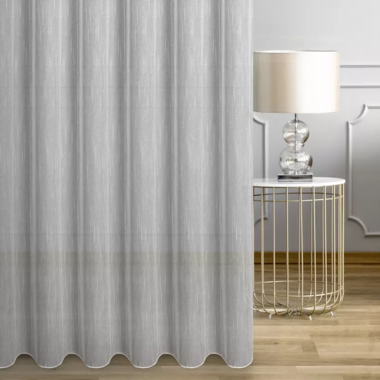 Firana szyta na taśmie 8 cm biało srebrna matowa siateczka o naturalnym splocie z delikatnymi cekinami, wykończona obciążnikiem