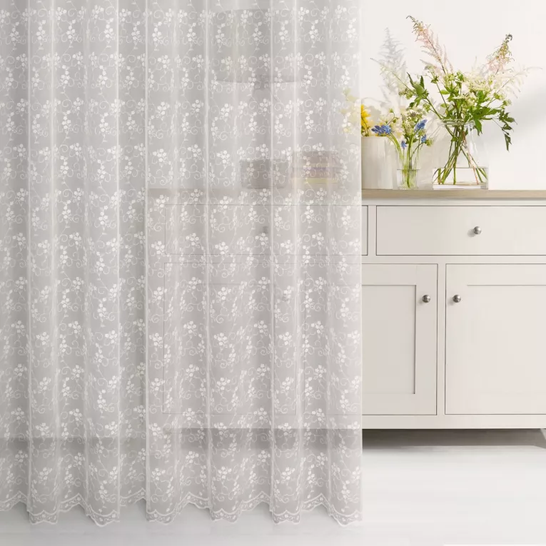 Firana szyta na taśmie 5 cm kremowa z tkaniny typu ADEN zdobionej po całości haftem w kształcie drobnych kwiatuszków