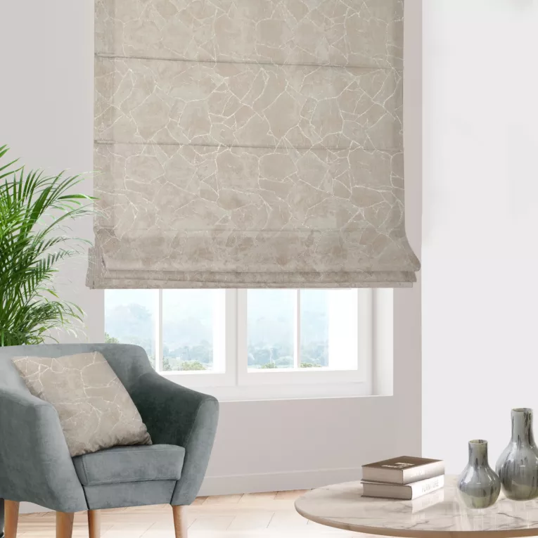 Roleta rzymska beżowa z tkaniny z wzorem przetykanym błyszczącą nicią