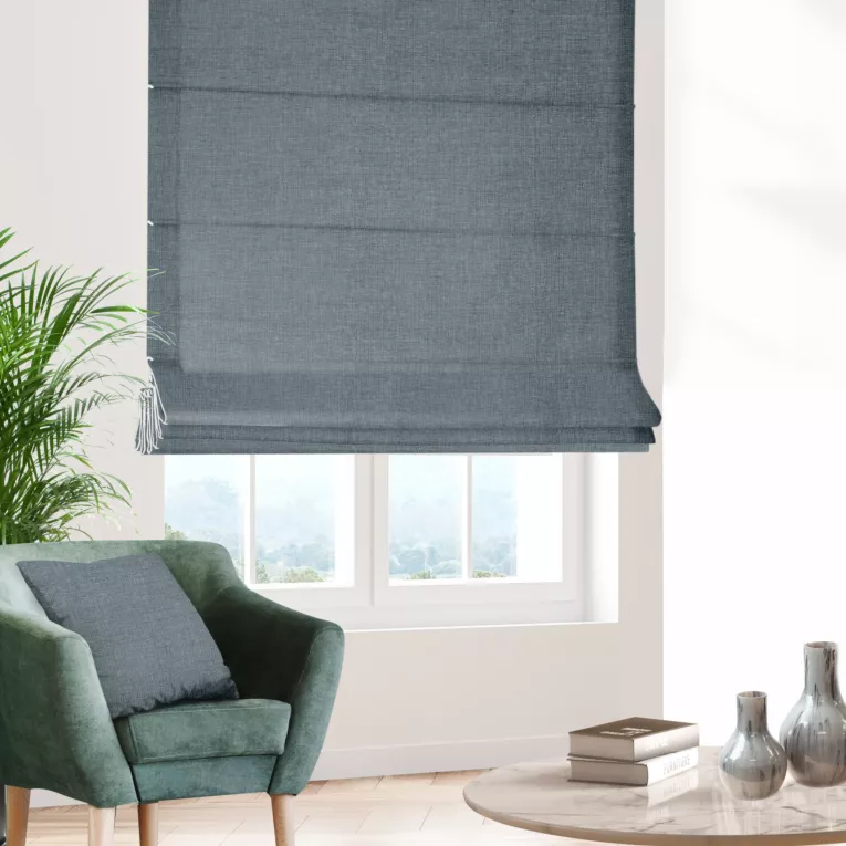 Roleta rzymska niebieska z szenilowej tkaniny z dodatkiem połyskującej nici