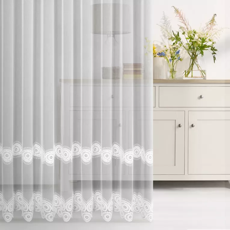 Firana szyta na flexach biało beżowa z delikatnej tkaniny typu aden zdobionej aplikacją o subtelnym połysku