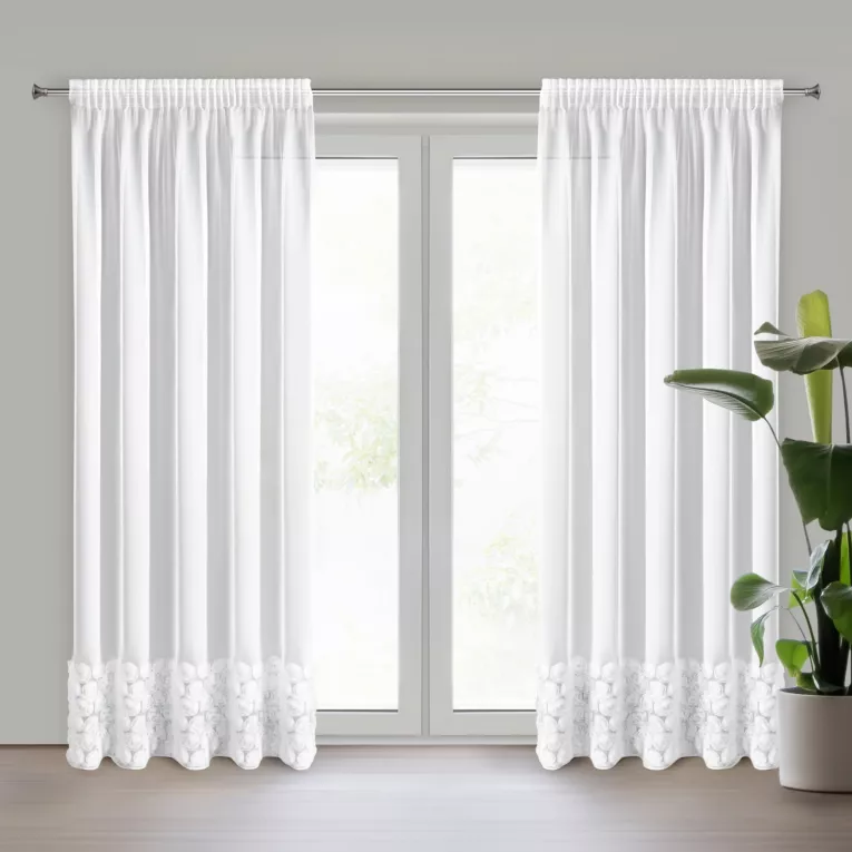 Firana z siateczki biała zdobiona pasem aplikacji róż 3D 140x270 cm taśma ROSES Eva Minge Eurofirany