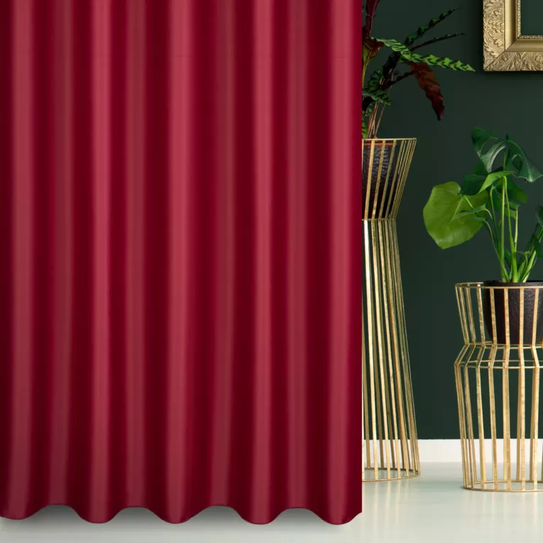 Zasłona szyta na taśmie fala bordowa z gładkiej tkaniny zaciemniającej typu dimout wykończona obciążnikiem