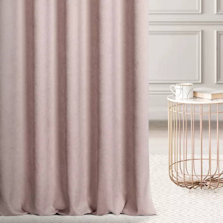 Zasłona szyta na taśmie 5 cm ciemnoróżowa z miękkiej tkaniny o welurowej strukturze
