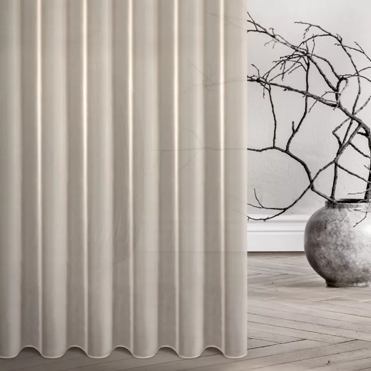 Firana szyta na flexach kremowa z delikatnej matowej tkaniny w drobną krateczę nie wymagającej prasowania, wykończonej obciążnikiem