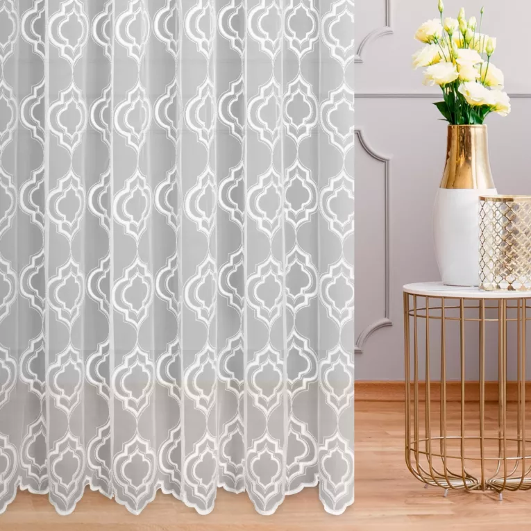 Firana szyta na tunelu LAVISH biało srebrna z delikatnej tkaniny haftowanej grubą kordonkową nicią