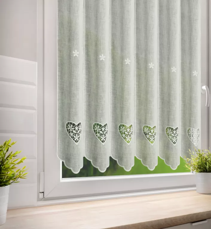 Tkanina firanowa zazdrostka z etaminy zdobiona haftowanymi ażurowymi sercami Eurofirany