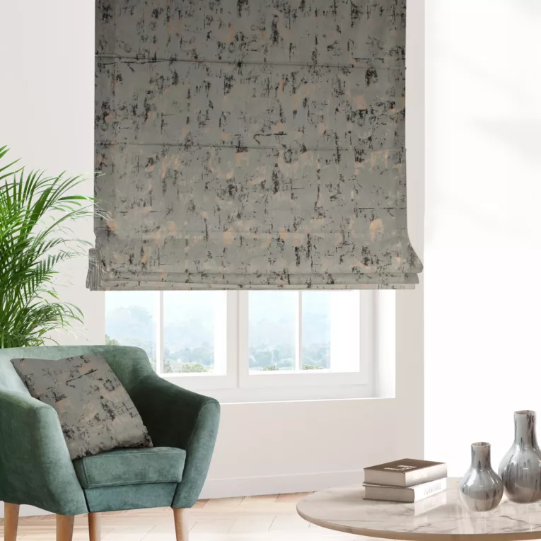 Roleta rzymska srebrno złocista z tkaniny welwetowej zdobionej połyskującym drukiem