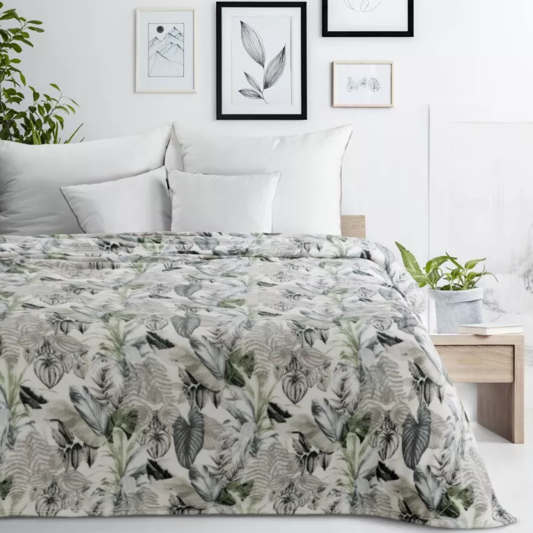 Koc polarowy 150x200 cm zielono, biały zdobiony nadrukiem egzotycznych liści DAVOS Eurofirany