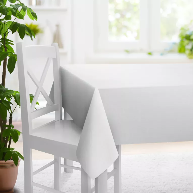 Obrus szyty biały z tkaniny o grubym splocie przetykanej błyszczącą nicią