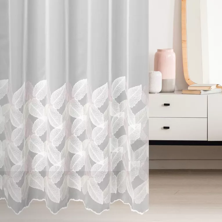 Firana szyta na flexach kremowo pudrowa z delikatnej i miękkiej tkaniny typu PERU zdobionej ekskluzywnym haftem