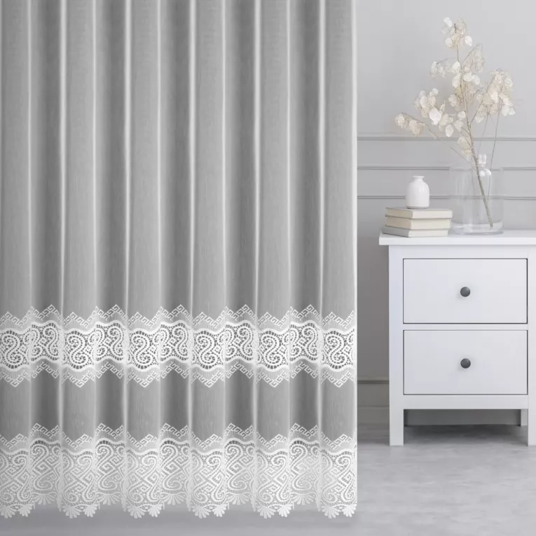 Firana szyta na taśmie 5 cm biała z matowej tkaniny z efektem deszczyku zdobionej aplikacją w formie poziomych pasów