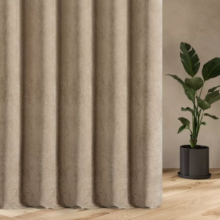 Zasłona szyta na taśmie 5 cm beżowa z tkaniny o szenilowej strukturze